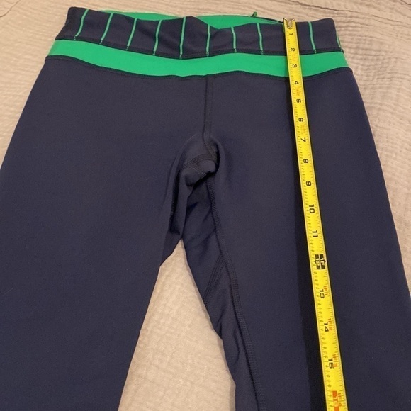 Lululemon navy leggings with back pocket. Size 2 - Picture 8 of 13